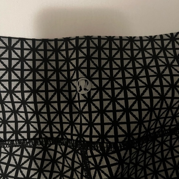 Size 6 US LuluLemon leggings, black and silver, low rise, heavier weight fabric - Picture 4 of 4